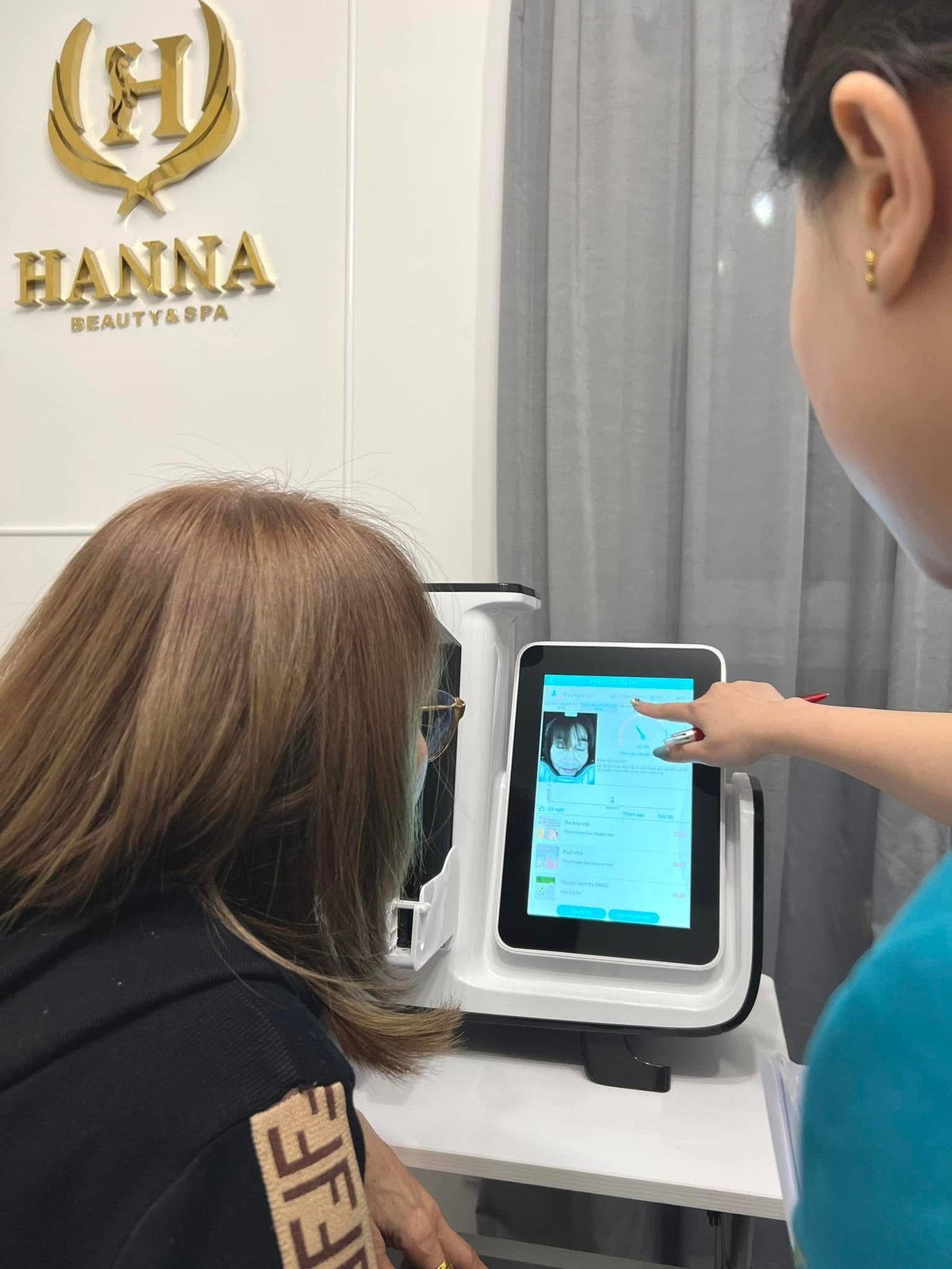 Hanna soi da bằng máy phân tích da và giải thích kết quả cho khách