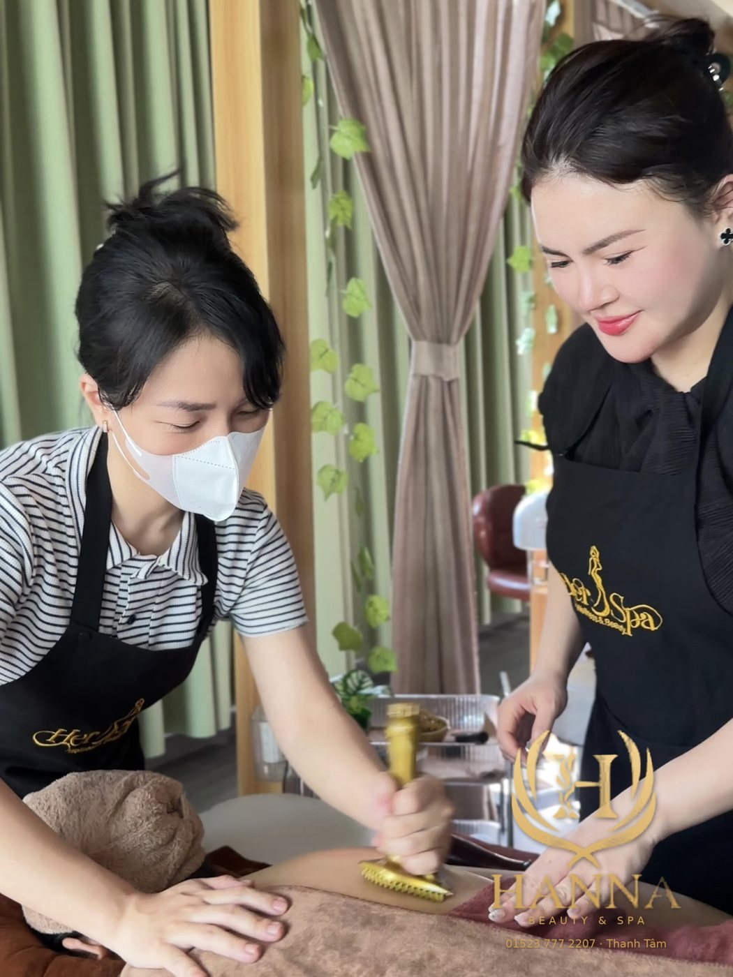 Thanh Tâm trực tiếp hướng dẫn kỹ thuật viên trong buổi trị liệu